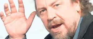 „Wir haben nur gespielt“, sagte Armin Rohde am Freitagabend, nachdem er den Bayerischen Fernsehpreis als Bester Darsteller für seine Rolle im BR/ARD-Film „Alleingang“ erhalten hatte. Foto: Britta Pedersen/dpa