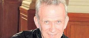 Poesiealbum. Der Modemacher trug sich am Nachmittag ins Buch ein. Er schrieb: „Jean Paul Gaultier – Ex-enfant terrible – happy to be in berlin“. Foto: Davids/Darmer