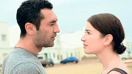 Rau und sanft. Mehmet Kurtulus hat als Cenk Batu die Statur und das Auftreten, um glaubhaft die gefährlichsten Undercover-Einsätze durchzustehen. Aber genauso nimmt man ihm in den leisen Szenen wie hier mit Gloria (Anna Bederke) den Liebhaber ab.Foto: NDR