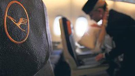 Holzklasse. Die Lufthansa will Kosten drücken. Neue Mitarbeiter in Berlin müssen länger arbeiten. Sogar eine neue Billigflug-Tochter könnte ab 2015 an den Markt gehen.