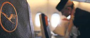 Holzklasse. Die Lufthansa will Kosten drücken. Neue Mitarbeiter in Berlin müssen länger arbeiten. Sogar eine neue Billigflug-Tochter könnte ab 2015 an den Markt gehen.