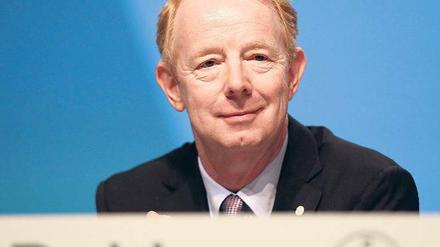 Rede und Antwort. Konzern-Chef Dekkers stellte sich den Aktionären. Foto: dpa