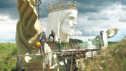 Kommt zu mir. Christus-Statue von Miroslaw Petecki im polnischen Swiebodzin. Für die Biennale fertigt er in den Kunst-Werken eine Kopie des gigantischen Kopfes. 
