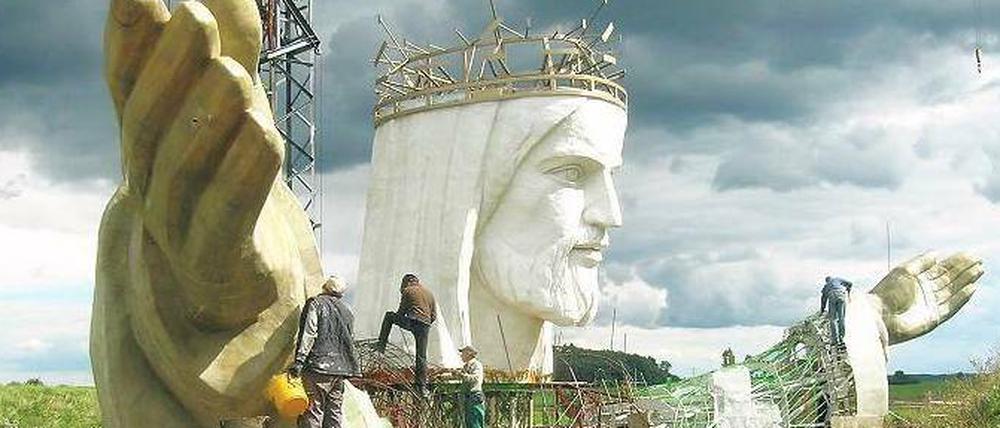 Kommt zu mir. Christus-Statue von Miroslaw Petecki im polnischen Swiebodzin. Für die Biennale fertigt er in den Kunst-Werken eine Kopie des gigantischen Kopfes.