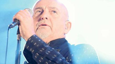 Held in Designer-Trachtenweste. Peter Gabriel wurde von seinem „New Blood Orchestra“ begleitet.