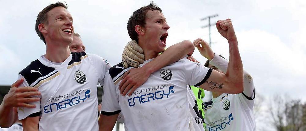 Das Tor zur Zweiten Liga: Sandhausens Spieler bejubeln Tim Danneberg (vorne, r.), den Siegtorschützen zum 2:1.