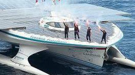 Ahoi! Das Team der „MS Tûranor“ feiert die Ankunft in Monaco. Foto: AFP