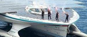Ahoi! Das Team der „MS Tûranor“ feiert die Ankunft in Monaco. Foto: AFP