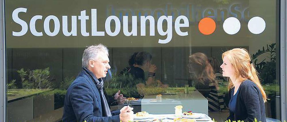 Partnerwechsel. Mitarbeiter von Immobilienscout gehen einmal im Monat mit einem Kollegen aus einer anderen Abteilung zum Mittagessen. 