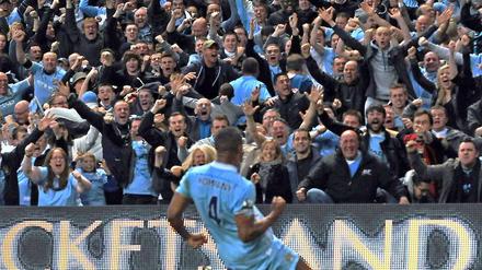Tor! Vincent Kompany trifft zum 1:0- Siegtreffer für Manchester City im Derby gegen United.