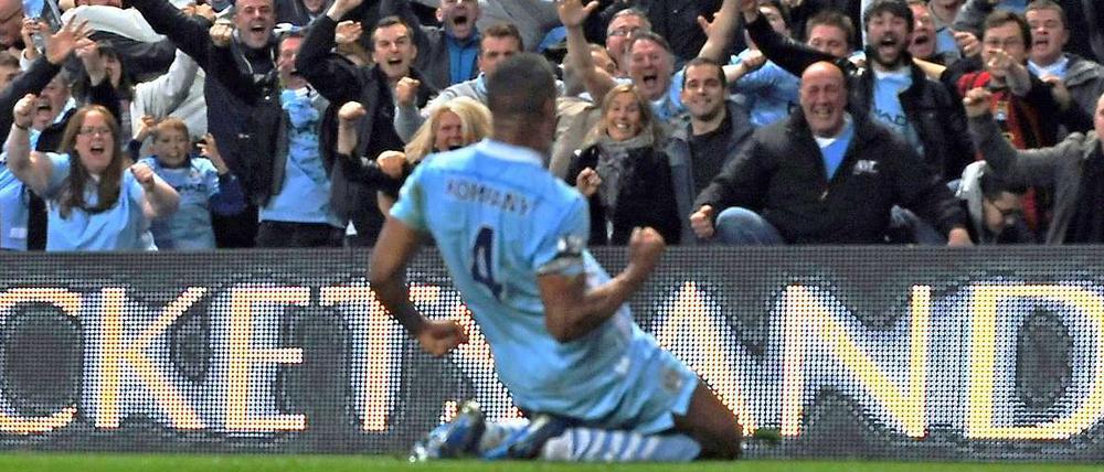 Tor! Vincent Kompany trifft zum 1:0- Siegtreffer für Manchester City im Derby gegen United.