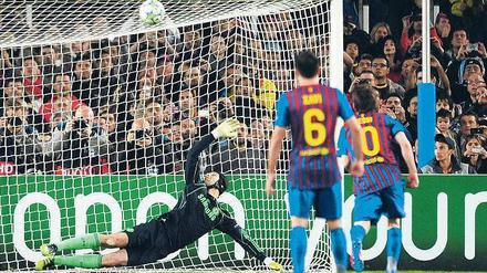 Kopf hoch. Chelseas Keeper Petr Cech konnte dem Elfmeter von Lionel Messi nur hinterherschauen. Der Argentinier traf jedoch nur die Latte – Didier Drogba spendete Trost. Fotos: AFP