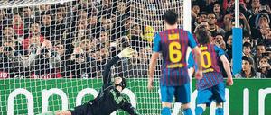 Kopf hoch. Chelseas Keeper Petr Cech konnte dem Elfmeter von Lionel Messi nur hinterherschauen. Der Argentinier traf jedoch nur die Latte – Didier Drogba spendete Trost. Fotos: AFP