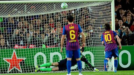 Knapp daneben ist auch vorbei. Lionel Messi trifft per Elfmeter nur die Latte und Barcelona scheitert trotz großer Überlegenheit an Chelsea.