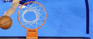 Superstars im direkten Duell. Dirk Nowitzki legt den Basketball an Kevin Durant vorbei in den Korb.