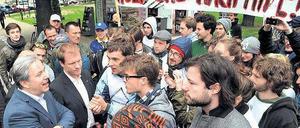 Kultur und Politik. Vor dem Haus der Berliner Festspiele versichert Klaus Wowereit demonstrierenden Studenten der Schauspielschule „Ernst Busch“ seine Solidarität. Der Neubau ihrer Schule wurde zuvor im Hauptausschuss gestoppt. 