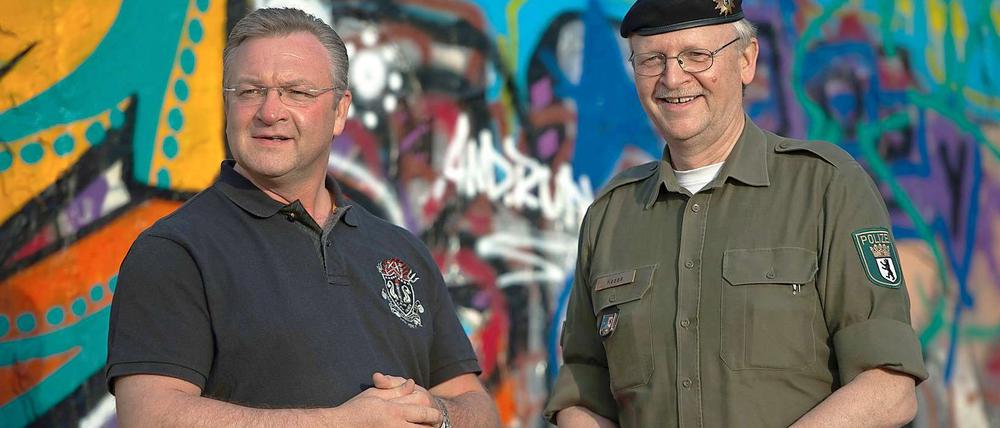 Alles unter Kontrolle: Innensenator Frank Henkel bei seiner Tour durch Berlin - hier im Mauerpark mit Klaus Kesse, Direktionsleiter beim Polizeipräsidenten in Berlin.