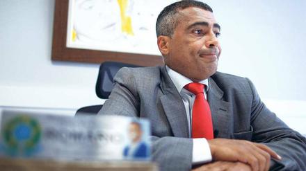 Skeptisch. Ex-Fußballer und Politiker Romario schießt regelmäßig gegen Brasiliens WM-Pläne – und ist dabei extrem beliebt. Foto: Reuters