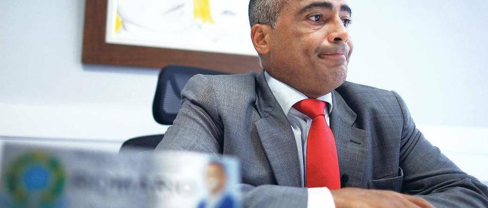 Skeptisch. Ex-Fußballer und Politiker Romario schießt regelmäßig gegen Brasiliens WM-Pläne – und ist dabei extrem beliebt. Foto: Reuters
