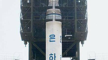 Da war die Welt für Machthaber Kim Jong Un noch in Ordnung. Die am Freitag kurz nach dem Start abgestürzte Rakete am 8. April. 