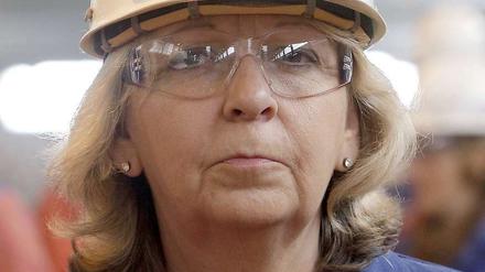 Ist sie vorbereitet für die Turbulenzen innerhalb ihrer Partei nach der NRW-Wahl? Hannelore Kraft trägt bei einem Wahlkampfauftritt in der Aluminiumproduktion in Essen jedenfalls schon einmal einen Schutzhelm.