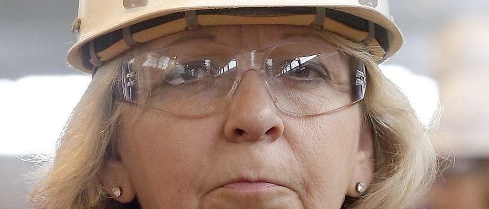 Ist sie vorbereitet für die Turbulenzen innerhalb ihrer Partei nach der NRW-Wahl? Hannelore Kraft trägt bei einem Wahlkampfauftritt in der Aluminiumproduktion in Essen jedenfalls schon einmal einen Schutzhelm.