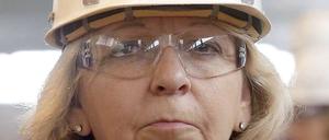 Ist sie vorbereitet für die Turbulenzen innerhalb ihrer Partei nach der NRW-Wahl? Hannelore Kraft trägt bei einem Wahlkampfauftritt in der Aluminiumproduktion in Essen jedenfalls schon einmal einen Schutzhelm.