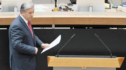 Fahrig ans Pult. Klaus Wowereits Regierungserklärung erklärte nicht viel.
