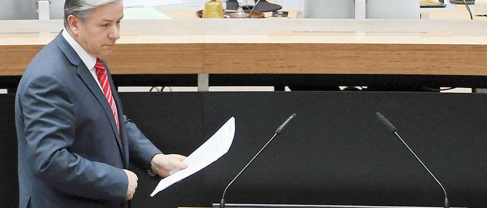 Fahrig ans Pult. Klaus Wowereits Regierungserklärung erklärte nicht viel.
