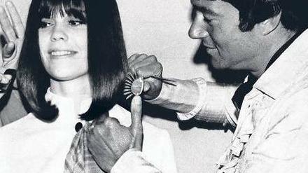 Vidal Sassoon entwickelte Frisuren in geometrischen Formen und passte sie so der Kopfform an, dass sie immer wieder zurückfielen.