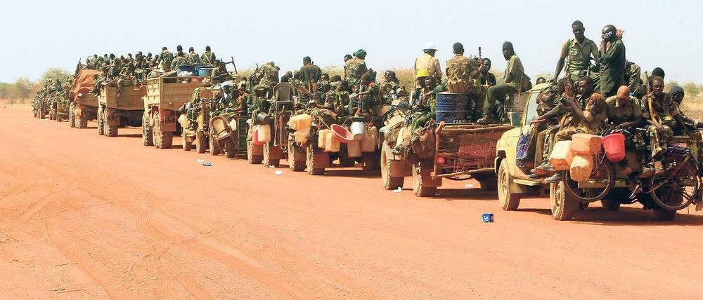 Aufmarsch. Khartum hat zwar eine große Armee und auch etwa 70 Kampfflugzeuge, von denen gilt allerdings nur die Hälfte als einsatzbereit. Wie stark die Truppe wirklich ist, weiß keiner. 