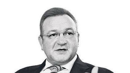 Innensenator Frank Henkel fordert eine Debatte über Gewalt.