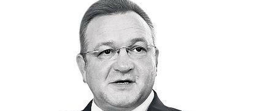 Innensenator Frank Henkel fordert eine Debatte über Gewalt.