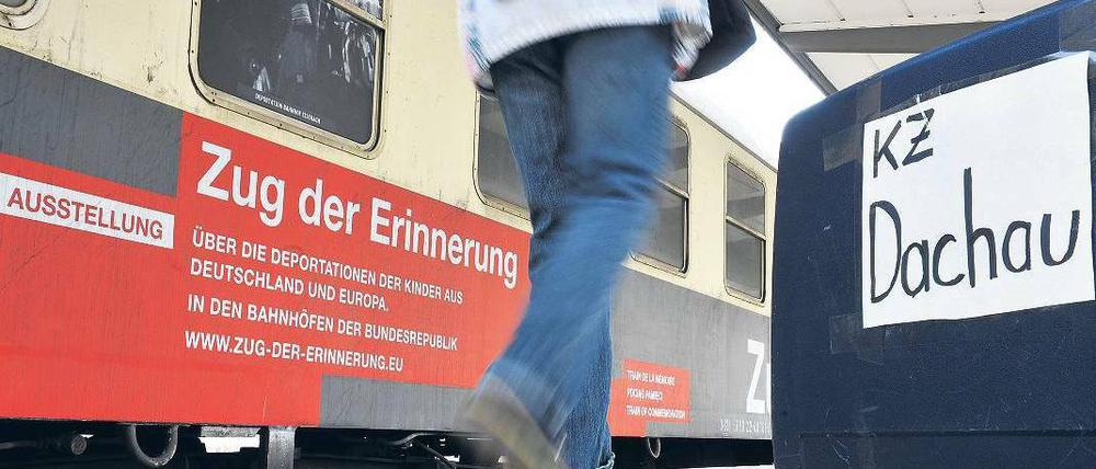 Die Rolle der Bahn für die Verbrechen der Nazis thematisiert seit fünf Jahren die Ausstellung „Zug der Erinnerung“ – hier im Münchner Hauptbahnhof. Foto: Lennart Preiss/dapd