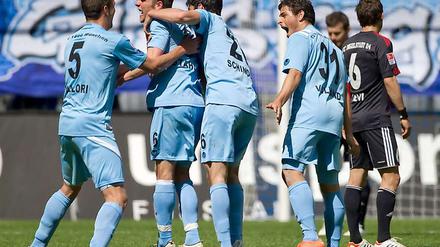 1860 darf nach dem 4:1 gegen Ingolstadt wieder auf den Aufstieg hoffen: Guillermo Vallori, Dominik Stahl, Christopher Schindler und Kevin Volland (v. l. n. r.) freuen sich über das 3:1 durch Stahl.