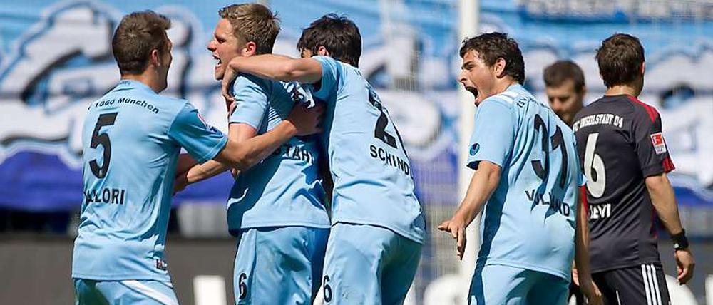 1860 darf nach dem 4:1 gegen Ingolstadt wieder auf den Aufstieg hoffen: Guillermo Vallori, Dominik Stahl, Christopher Schindler und Kevin Volland (v. l. n. r.) freuen sich über das 3:1 durch Stahl.