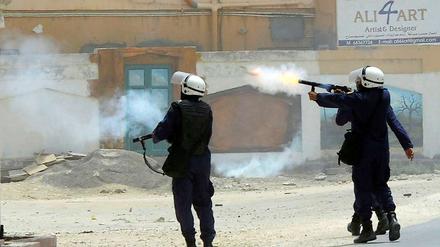 Sicherheitskräfte in Bahrain gehen gegen Demonstranten vor.