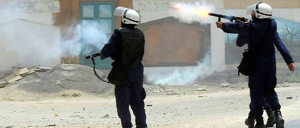 Sicherheitskräfte in Bahrain gehen gegen Demonstranten vor.