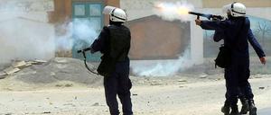 Sicherheitskräfte in Bahrain gehen gegen Demonstranten vor.