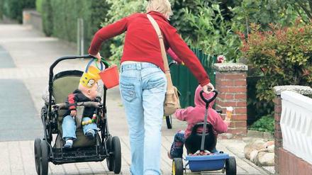 Gut versorgt. Elterngeld und Elternzeit stehen erwerbstätigen Müttern und Vätern zu. Foto: dapd