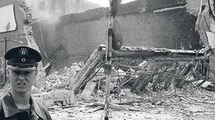 Kreuzberger Ruinen. Die am 1. Mai 1987 ausgebrannte Bolle-Filiale. Foto: pa/akg-images