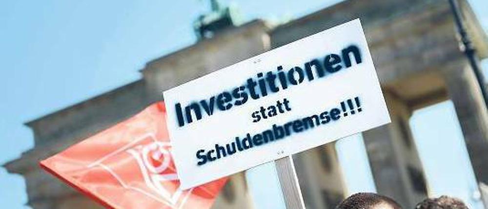 Rezepte gegen die Finanzkrise. Solche Forderungen wurden bei der gewerkschaftlichen Mai-Kundgebung am Brandenburger Tor immer wieder laut. 