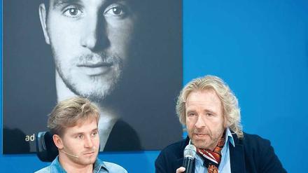 Vorstellung.  Der nach einem Unfall in der Unterhaltungssendung „Wetten, dass..?“ querschnittsgelähmte Samuel Koch neben dem Moderator Thomas Gottschalk.