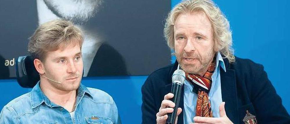 Vorstellung.  Der nach einem Unfall in der Unterhaltungssendung „Wetten, dass..?“ querschnittsgelähmte Samuel Koch neben dem Moderator Thomas Gottschalk.