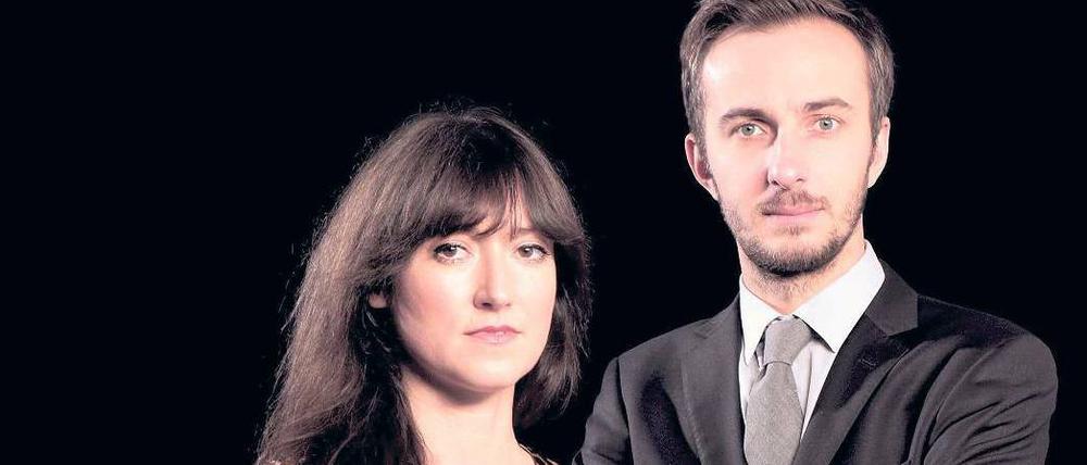 Cheers! Während bei „Günther Jauch“ zeitgleich die Fragen der Nation verhandelt werden, lassen Charlotte Roche und Jan Böhmermann das Eis im Whiskey-Glas klirren.