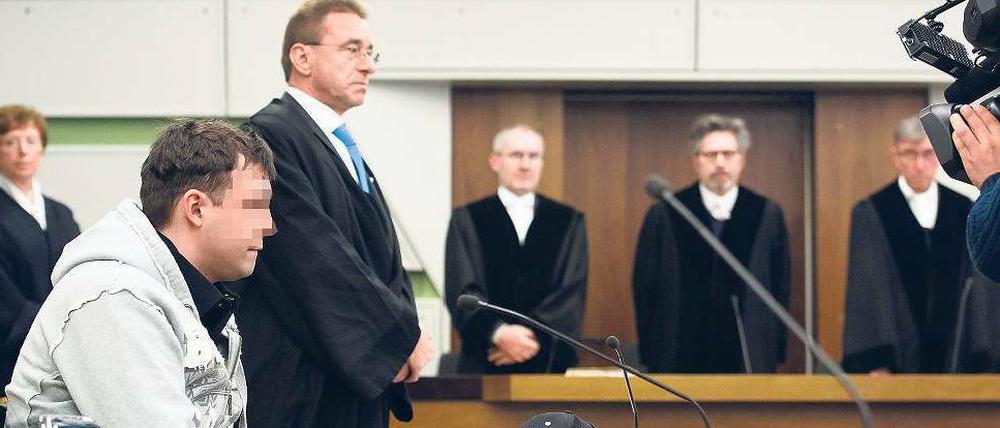 Vor Gericht. Am heutigen Dienstag wird das Verfahren gegen einen früheren Pfleger des Helios-Klinikums in Berlin-Buch fortgesetzt. Zu Prozessbeginn hat der 29-Jährige in der vergangenen Woche gestanden, drei Jungen auf der Kinder-Intensivstation des Krankenhauses missbraucht zu haben. 