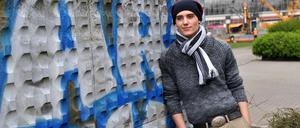 Klebemann. Gerade bereitet sich Antonio Segreto auf seine Abi-Prüfung vor. Nebenbei organisiert er die Plakataktion gegen den ugandischen Massenmörder Joseph Kony. 