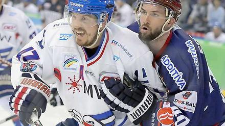 Hiergeblieben! Im ersten Finalspiel hatten die Eisbären um Darin Olver (rechts, mit dem Mannheimer Christoph Ullmann) wenig Mühe, die Adler aufzuhalten.