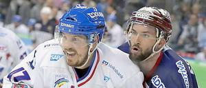 Hiergeblieben! Im ersten Finalspiel hatten die Eisbären um Darin Olver (rechts, mit dem Mannheimer Christoph Ullmann) wenig Mühe, die Adler aufzuhalten.
