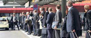 Ungewohntes Bild. Am Flughafen Tegel warteten am Montag Reisende bis zu 30 Minuten lang auf Taxis. Auch in Schönefeld oder am Hauptbahnhof standen diesmal nicht die Taxifahrer Schlange. 